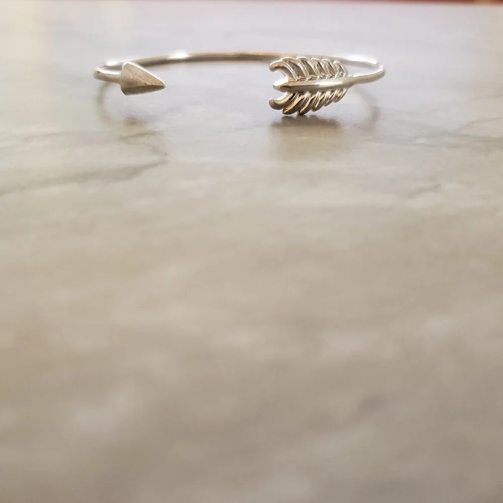 🏹 Stella and Dot Dainty Minimalist Gilded Arrow Cuff Bangle Bracelet 🏹 - Picture 1 of 6